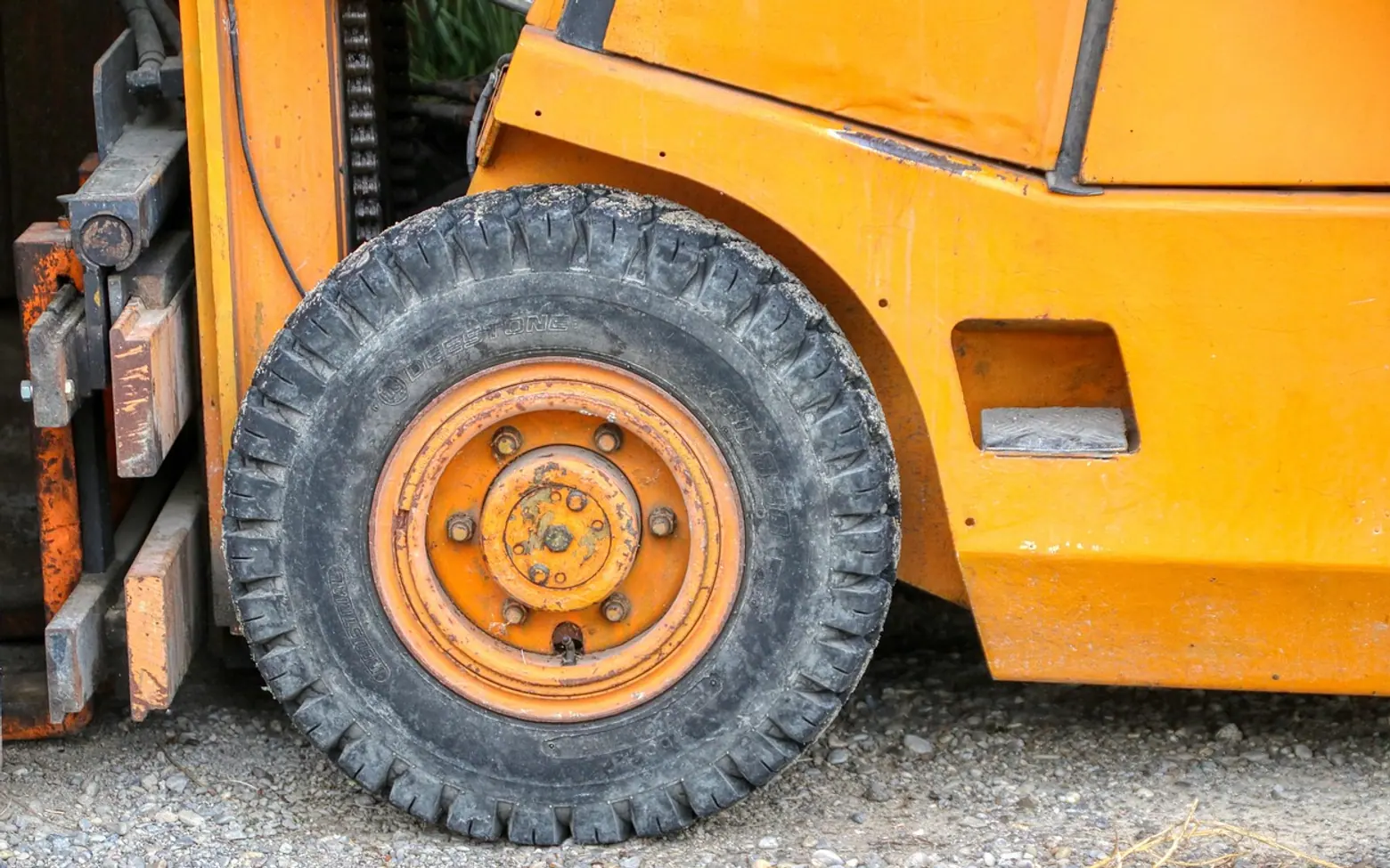 Wheel, stacker and forklift